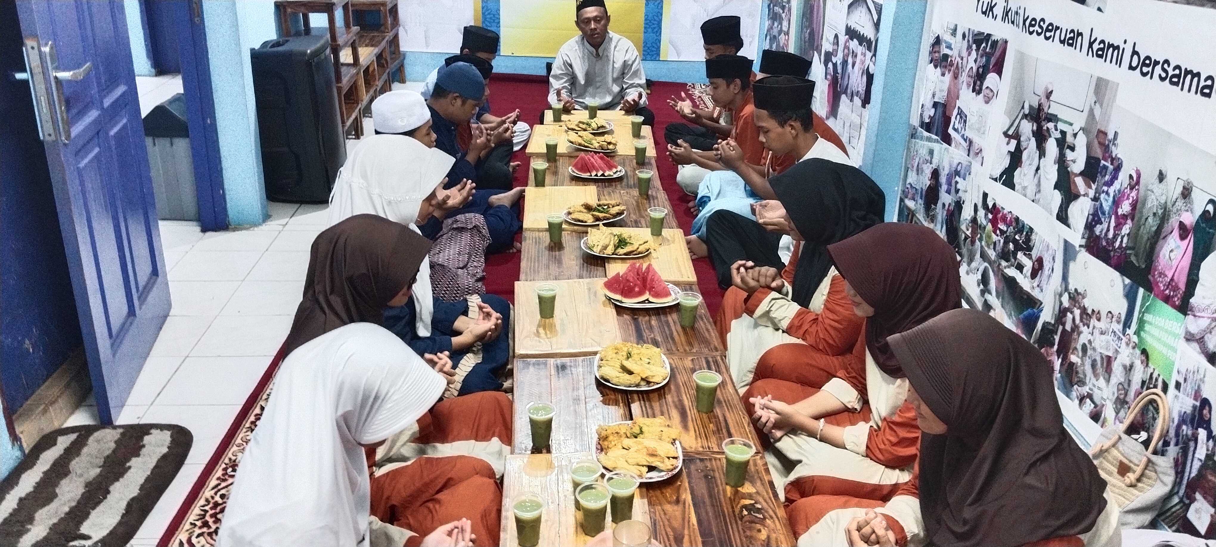 KEGIATAN RUTIN KAMIS: BUKA PUASA SUNNAH, SHOLAT MAGHRIB BERJAMA'AH, YASINAN & DOA BERSAMA DI TPA YAYASAN TUNAS HARAPAN PERTIWI BEKASI
