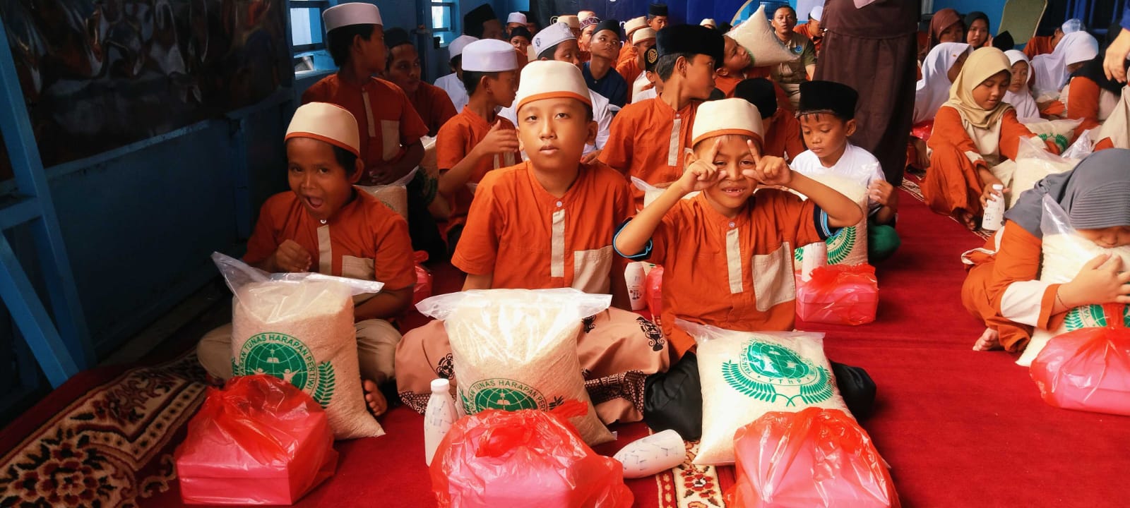 BAKTI SOSIAL YAYASAN TUNAS HARAPAN PERTIWI: INDAHNYA BERBAGI, BERKAHNYA PEDULI